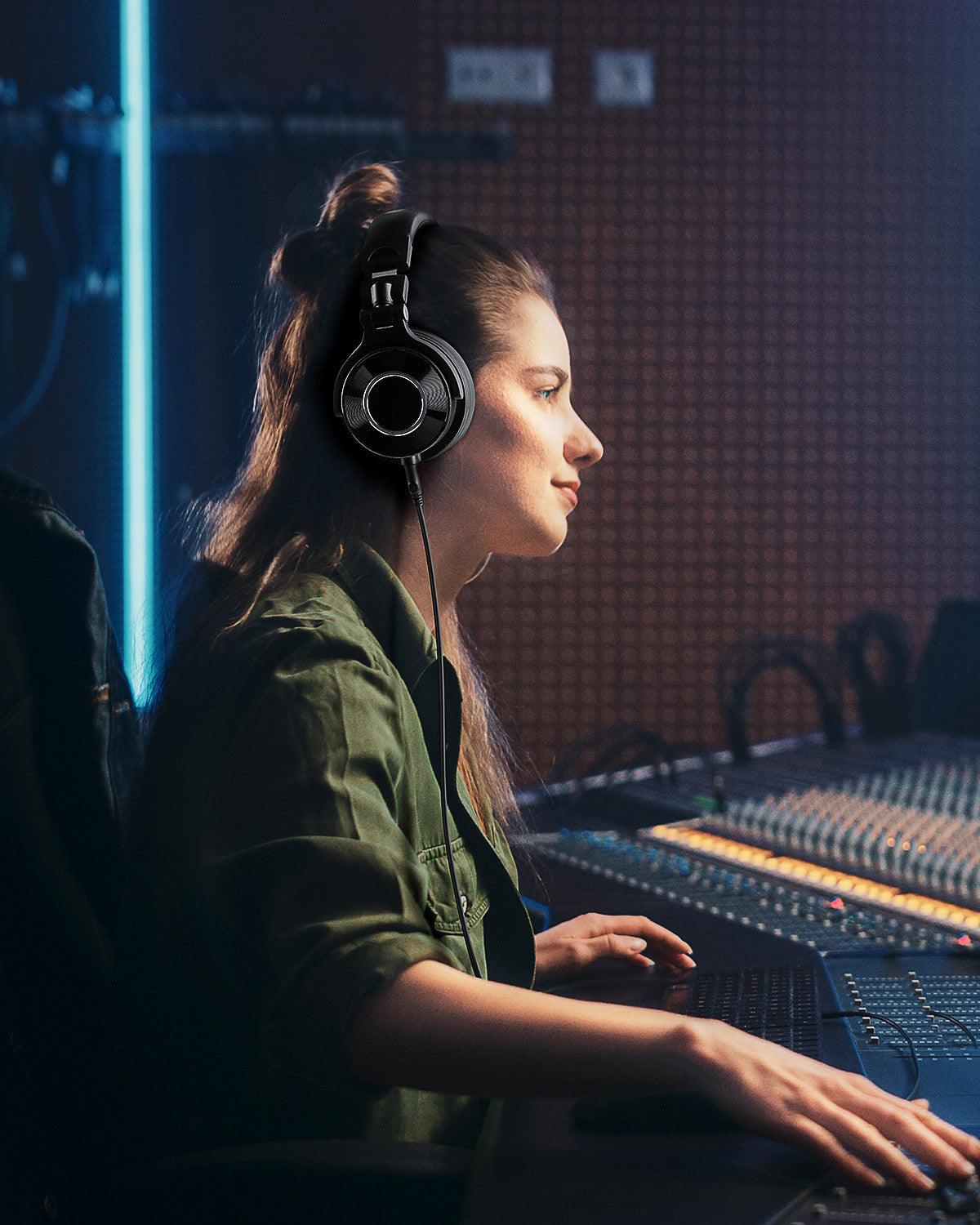 What are monitoring headphones - OneOdio